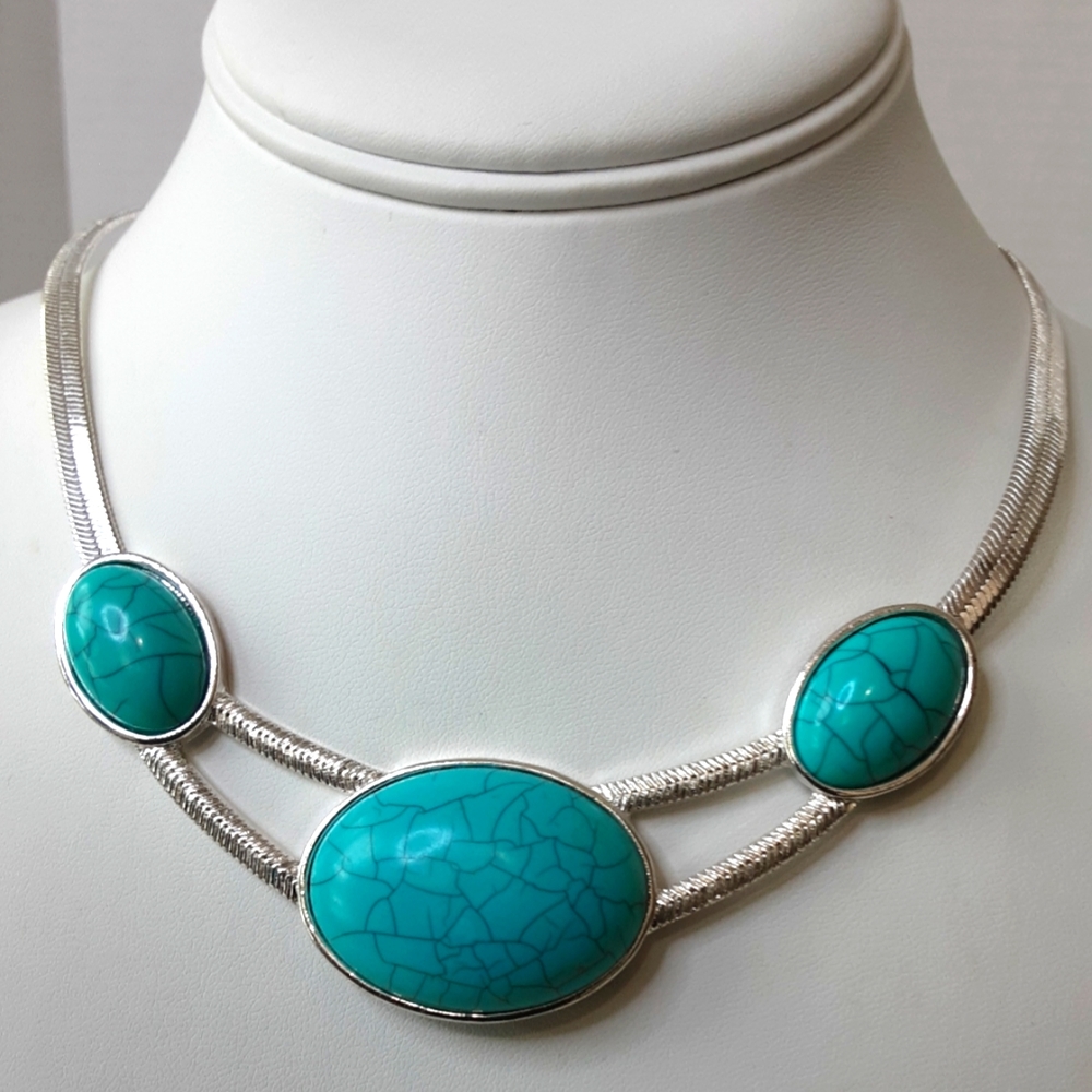 CROWN TRIFARI Lucite Turquoise Cabochon Herringbone Silver Tone Necklace